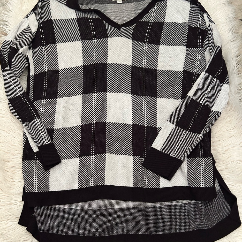 Wonderly Black and White Plaid V-Neck Sweater
